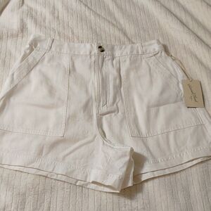 Universal tread four large large pockets white shorts size 8 NWT.